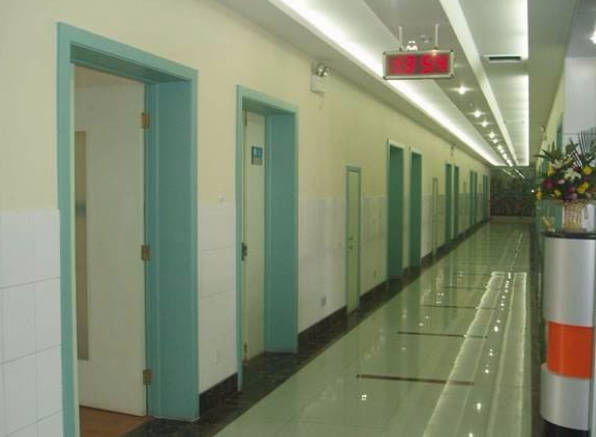 济南市中心医院整形外科_走廊